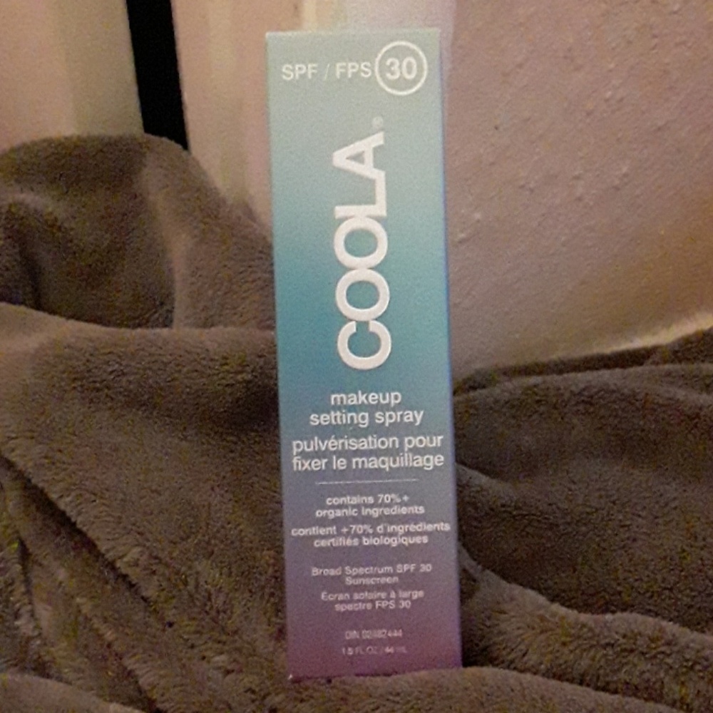 COOLA makeup setting spray 1.5 FL OZ. Full size
